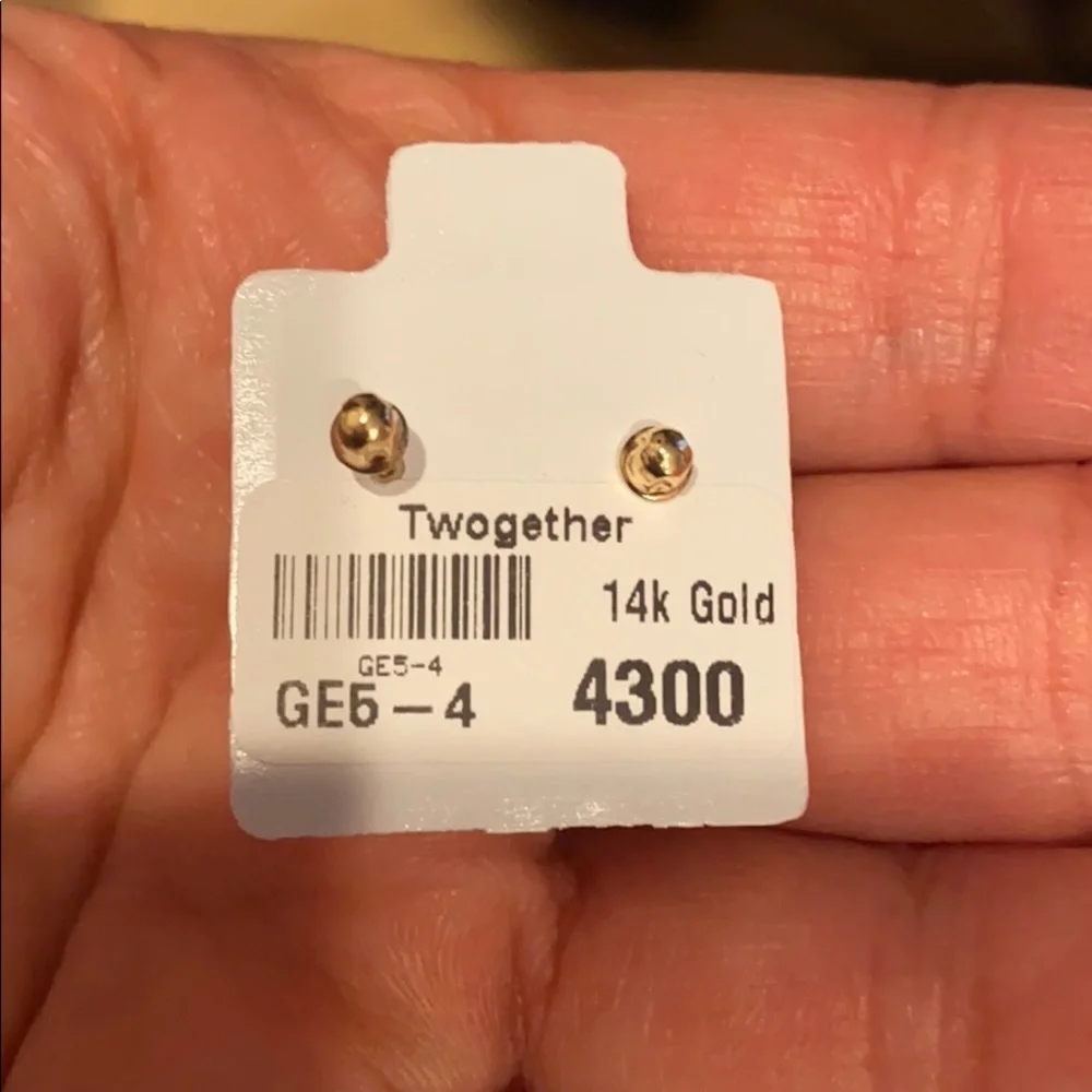 14k yellow Gold 4mm  white Pearl Stud Earrings